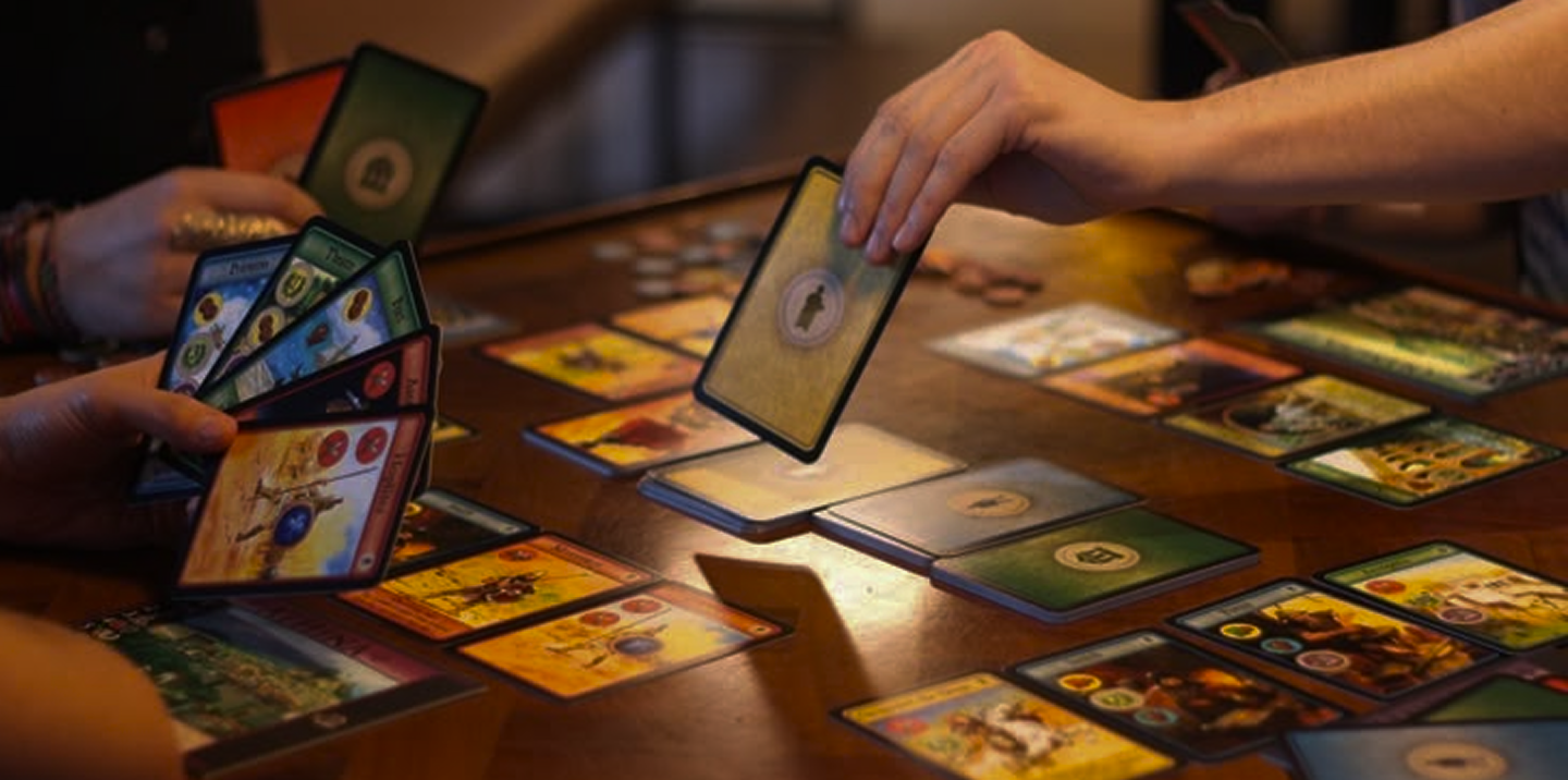 Mesa de juego con cartas