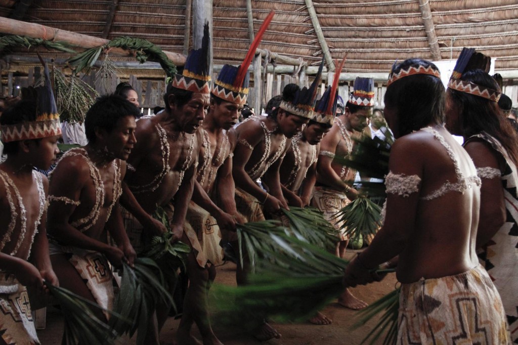 Danza y ceremonia tradicional en maloca